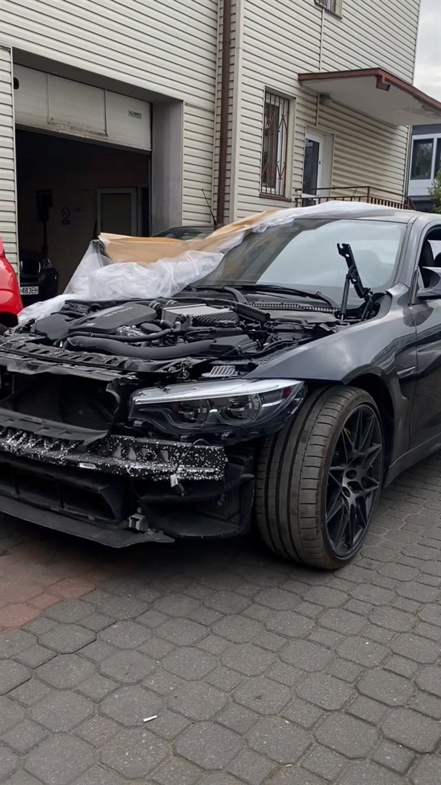 BMW M4 po wypadku przed naprawą blacharską
