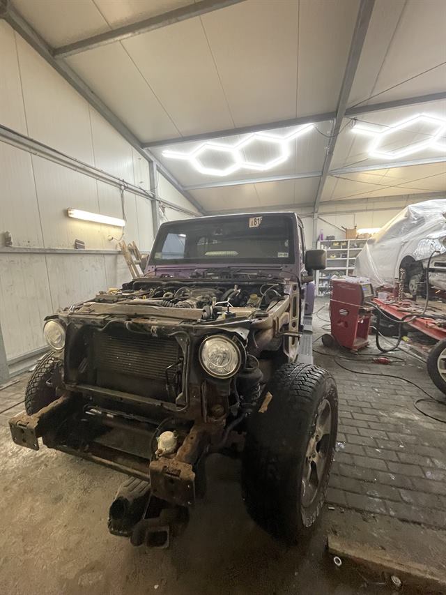 Jeep Wrangler w trakcie naprawy przodu