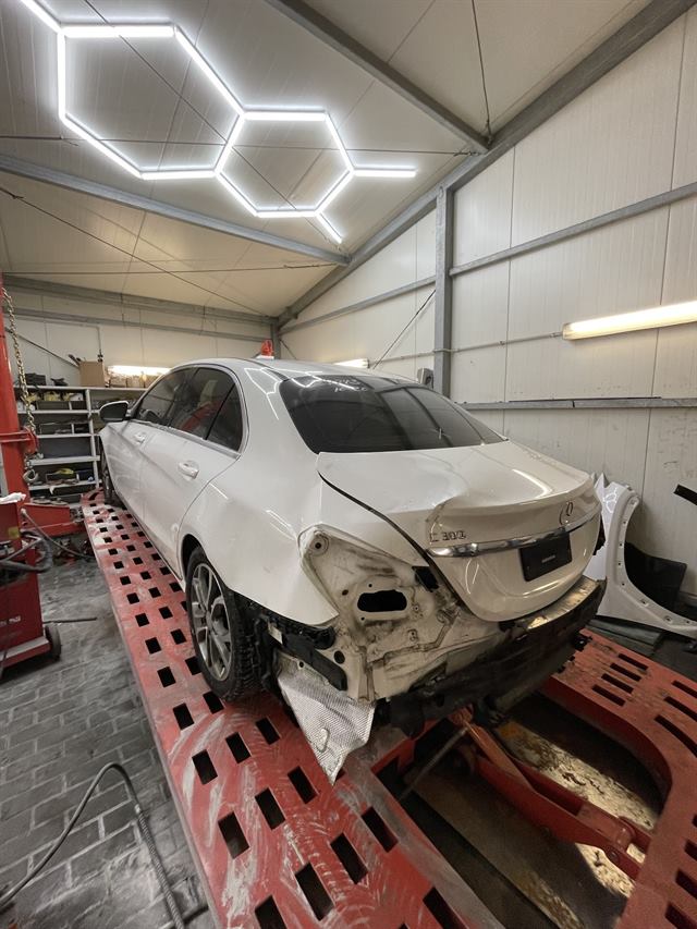 Mercedes C300 z USA przed naprawą tyłu