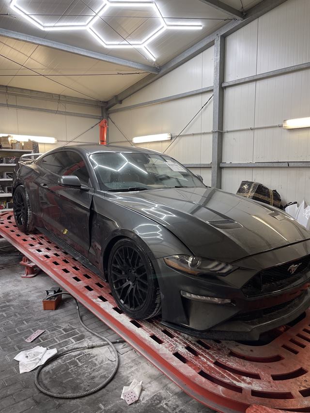 Ford Mustang z USA na ramie naprawczej