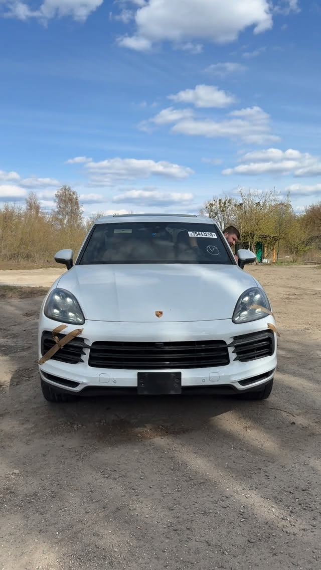 Porsche Cayenne z USA przed naprawą w Warszawie